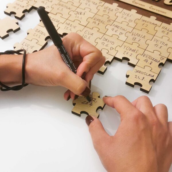 Rodinný kalendář pro zapisování narozenin a svátku - HDF puzzle ořech