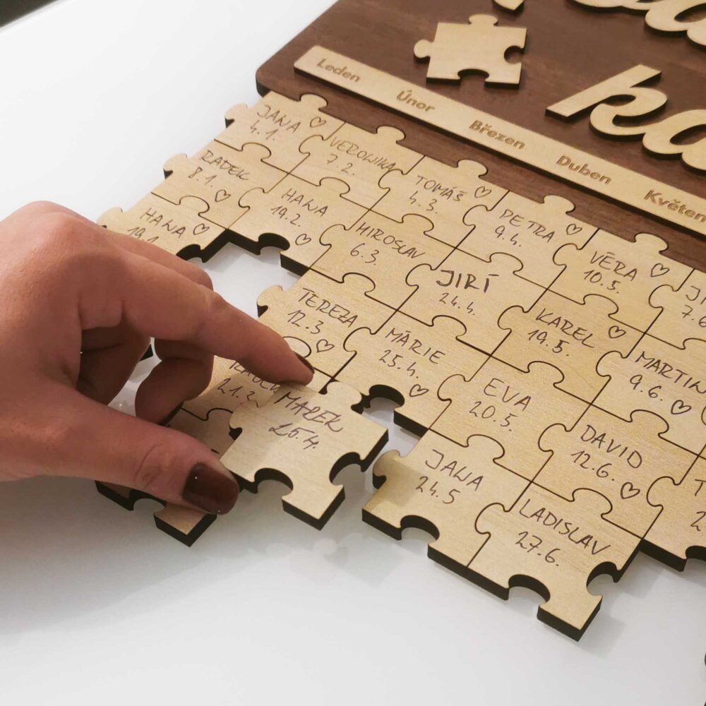 Rodinný kalendář pro zapisování narozenin a svátku - HDF puzzle ořech