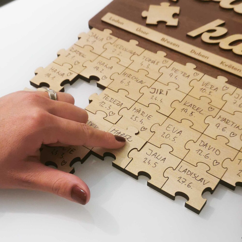 Rodinný kalendář pro zapisování narozenin a svátku - HDF puzzle ořech