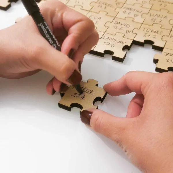 Rodinný kalendář pro zapisování narozenin a svátku puzzle Oliver HDF