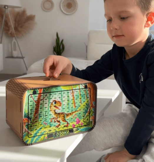 Dětská pokladnička – Dinosaurus s odškrtávacími políčky (znovupoužitelná)