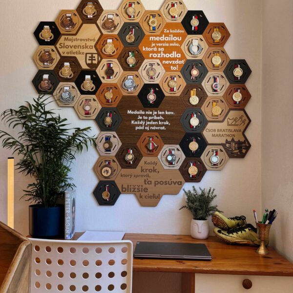 Drziak na medaile Hexagon DrevoDed